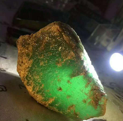 翡翠与玉的关系及纯天然翡翠的形成