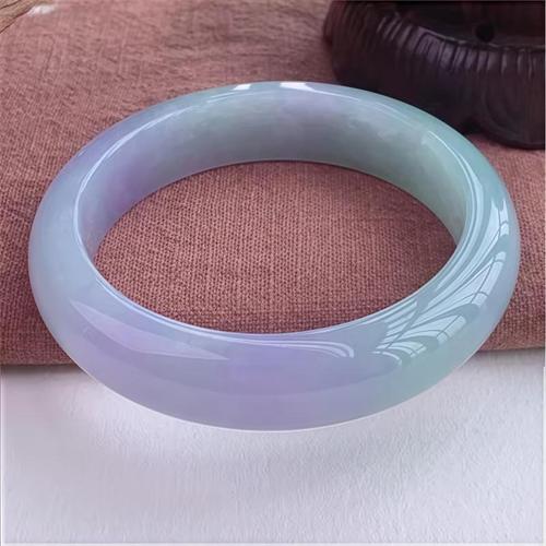 缅甸原料保障品质:精选缅甸进口天然翡翠,确保每一件手镯的高品质与纯